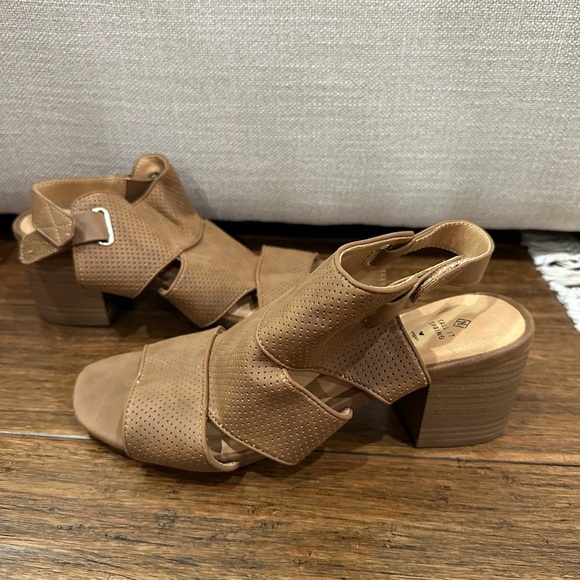 Call it Spring Stylish Tan Women's Sandals size 7.5 - Picture 4 of 6